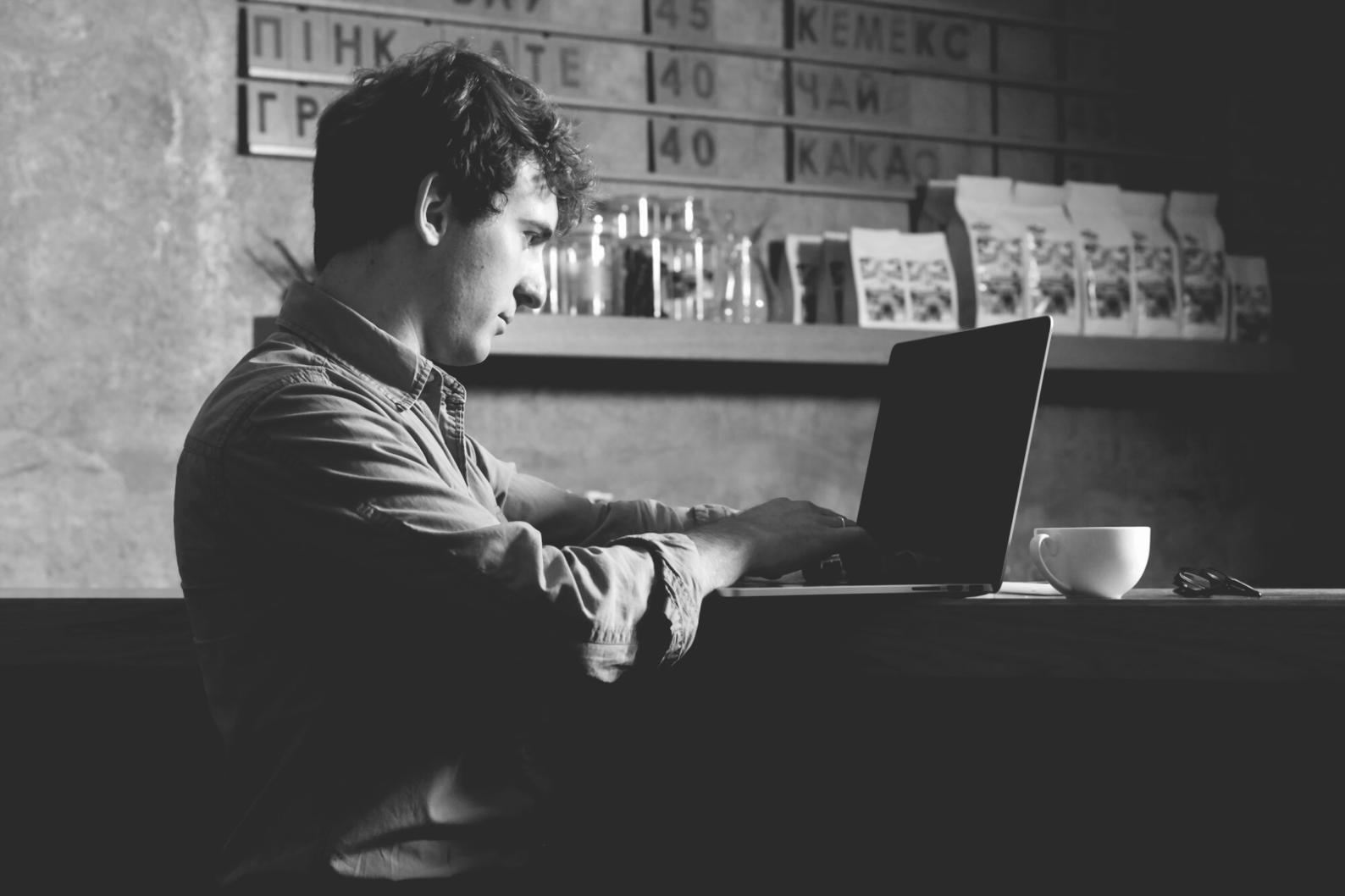 Profesionales analizando estrategias de ventas financieras